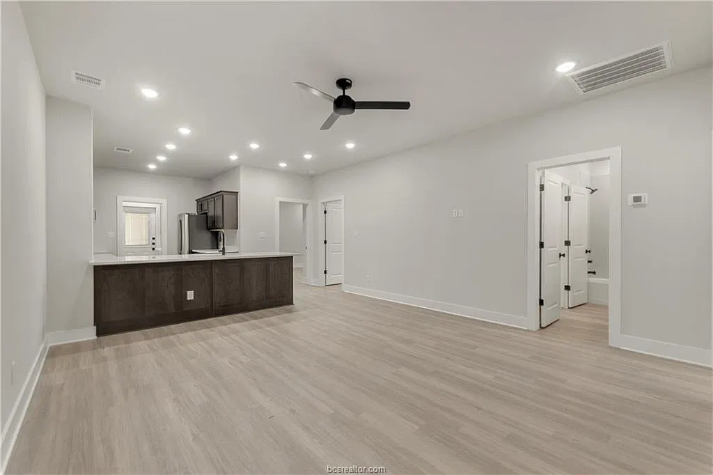 3 bed, 1250 sqft, $2,700 — Photo 2