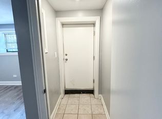 906 W Montrose Ave, Chicago, IL 60613