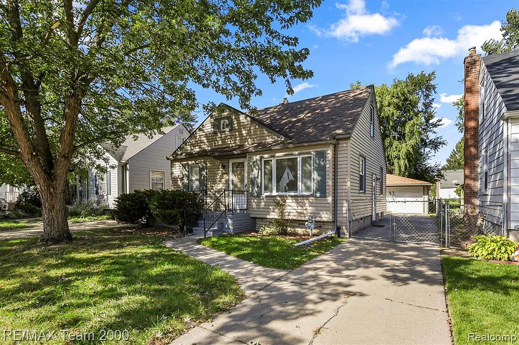 3 bed, 1.0 bath, 1008 sqft, $1,600 — Photo 1