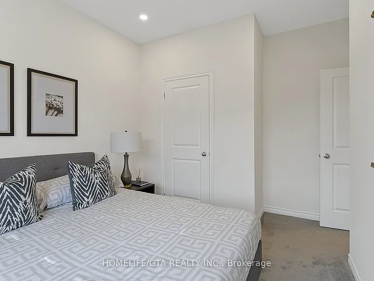 7 Holyrood Cres — Photo 42