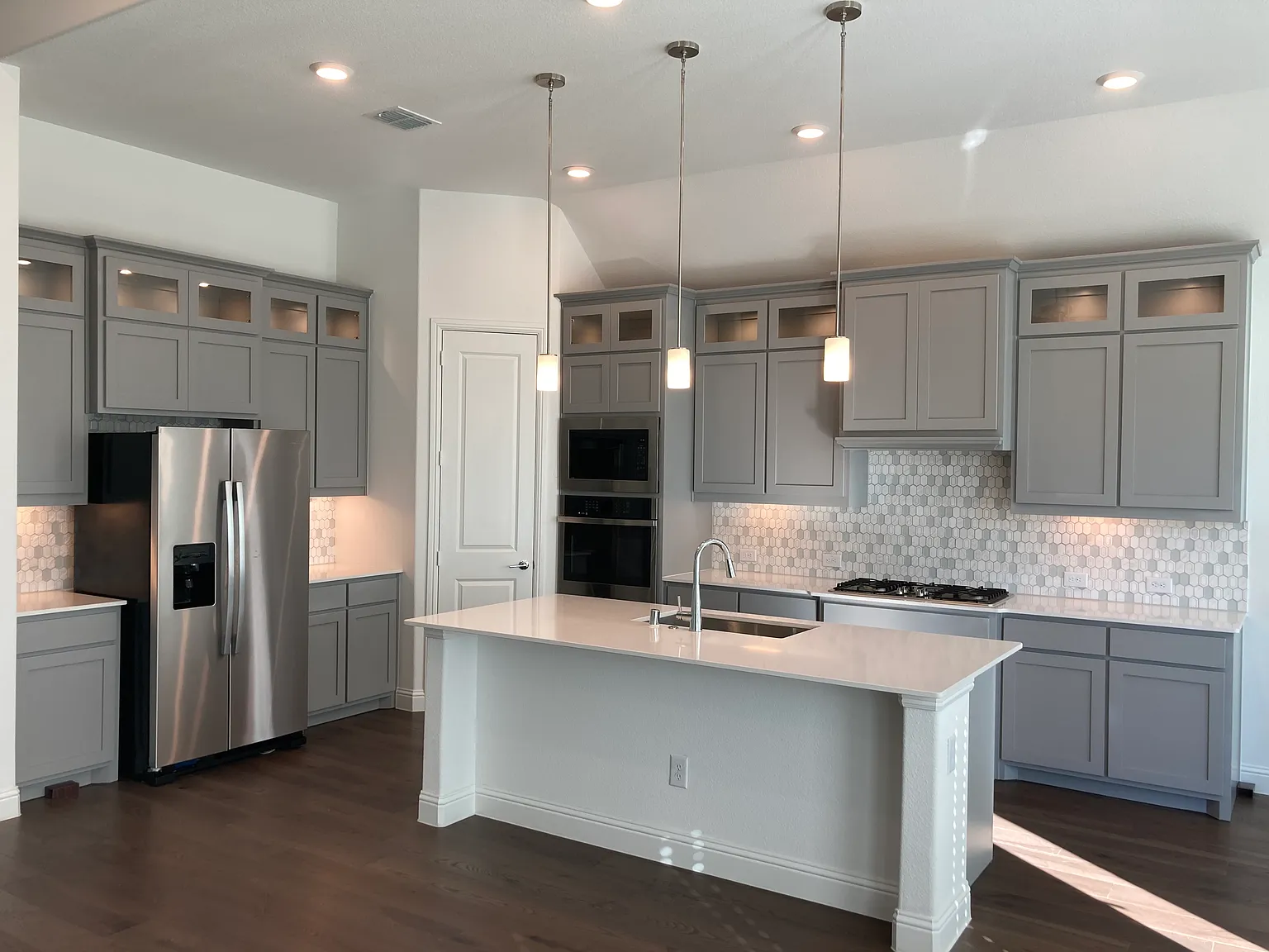 4 bed, 3041 sqft, $4,350 — Photo 2