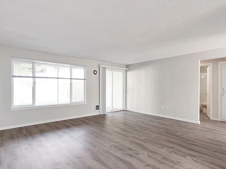 Somerset Apartments — Photo 12