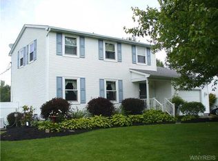 7121 Old English Rd, Lockport, NY 14094