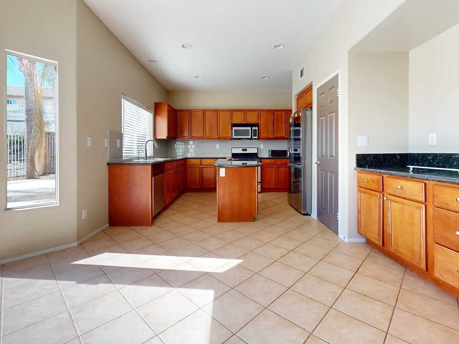 5 bed, 2.5 bath, 2600 sqft, $3,650 — Photo 4