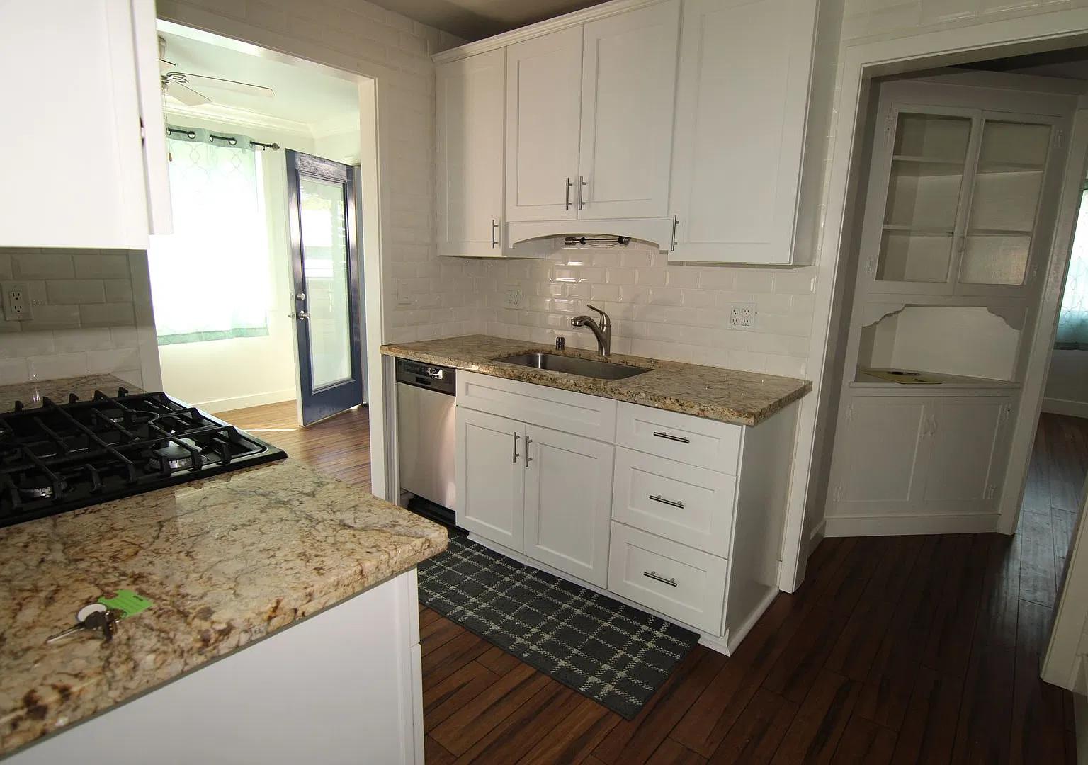 Custom one bedroom with large living room and much more! — Photo 3