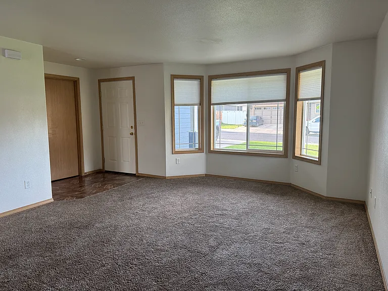 1305 Grape Ln — Photo 3