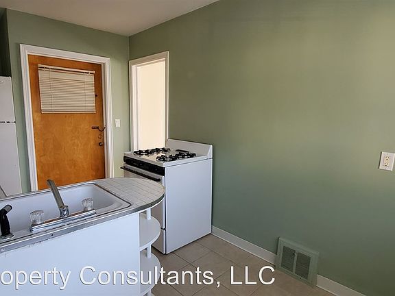 3rd image of 425 Lyon St NE APT 3