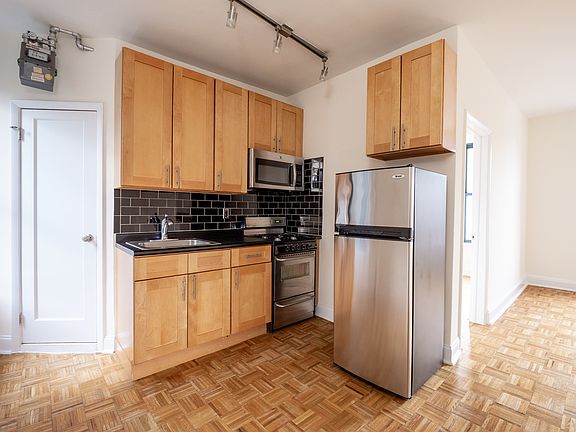 5th image of 270 6th Ave APT 14