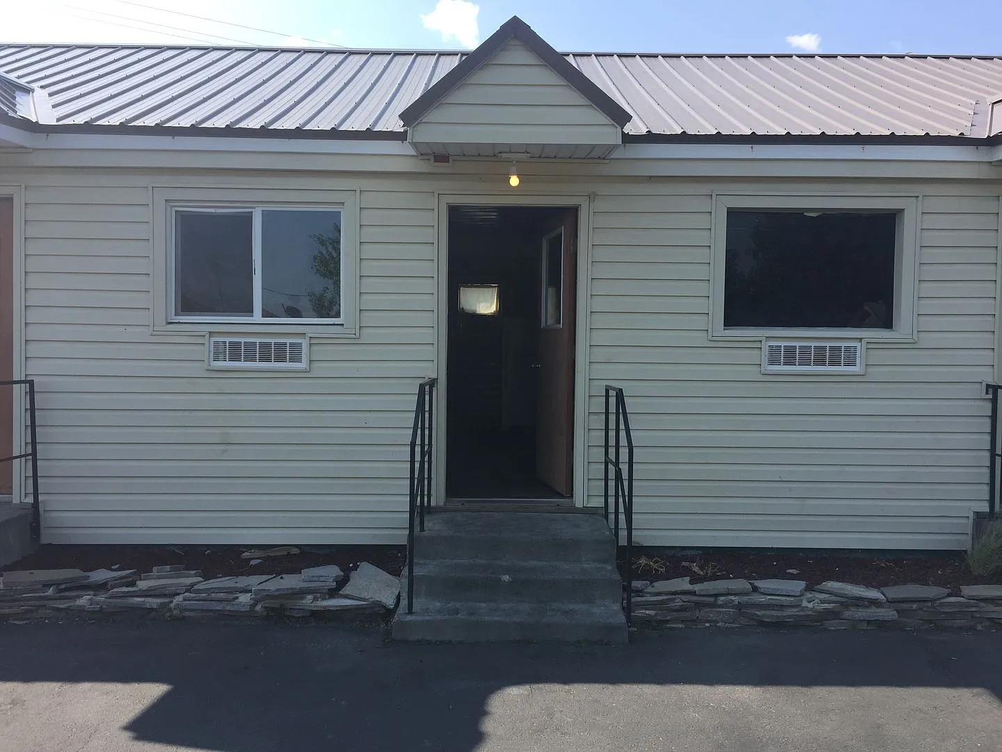 Yellowstone Apts — Photo 2