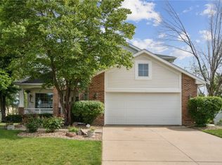 2445 Wolf Creek Trl, Hiawatha, IA 52233
