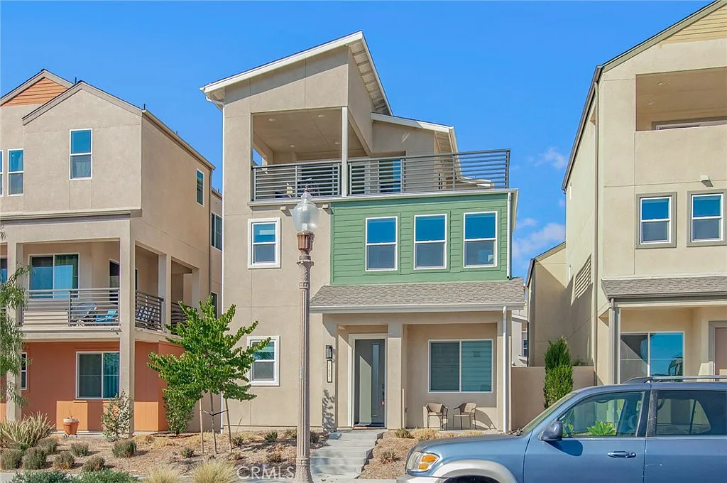 3 bed, 2.5 bath, 2265 sqft, $5,400 — Photo 3