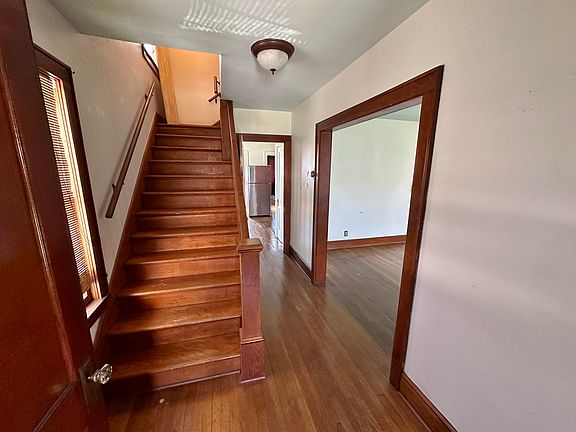 5th image of 294 Court St S