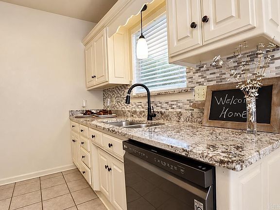 3rd image of 17 Applewood Cir