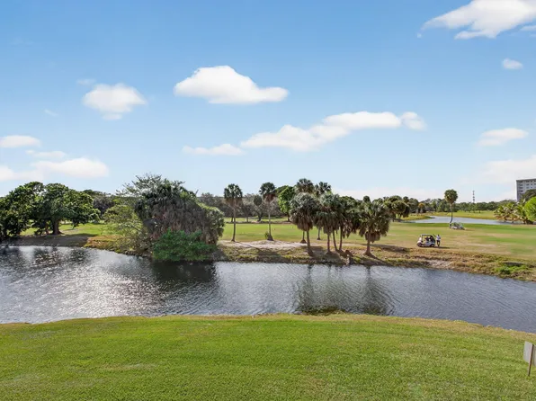 555 Oaks Lane #207, Pompano Beach, FL 33069