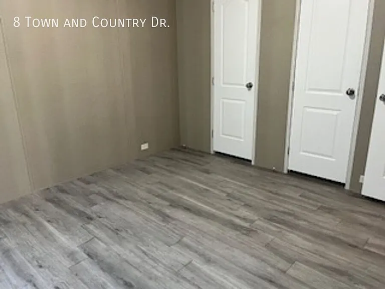 8 Town And Country Dr — Photo 2