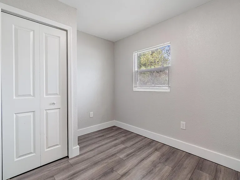 2321 W Green St — Photo 33