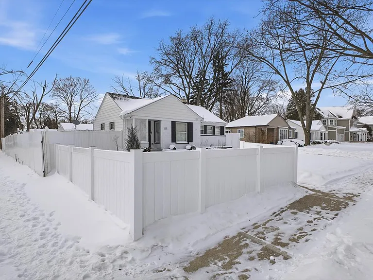 2896 Dorchester Rd — Photo 3