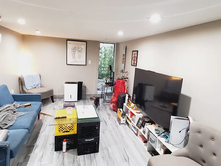 1087 Gates Ave #1B — Photo 11
