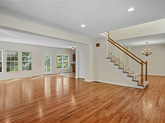 5th image of 30 Arbor Dr