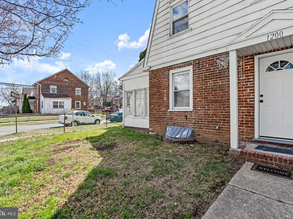 1200 Pine Ln, Chester, PA 19013