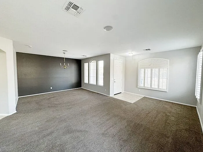 2421 W Ellis St — Photo 5