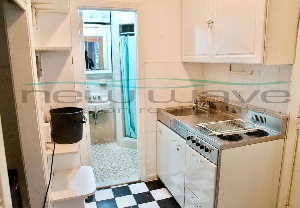 2nd image of 11 Marlborough St APT 11