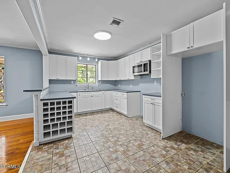 909 SE Greenville Blvd — Photo 10