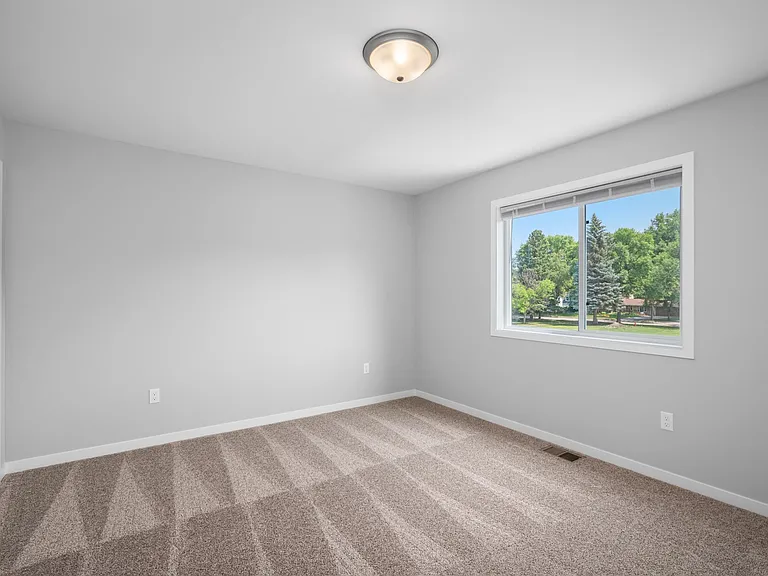 646 Columbia Ct — Photo 15