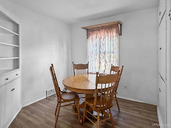 5th image of 810 W Genesee St