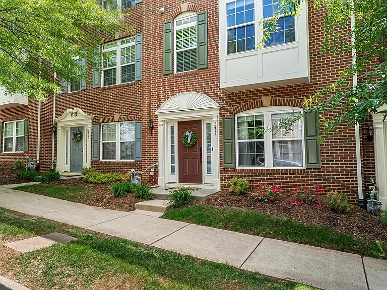 2417 Abington Dr — Photo 2
