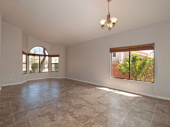 3rd image of 851 W Port Royal Pl