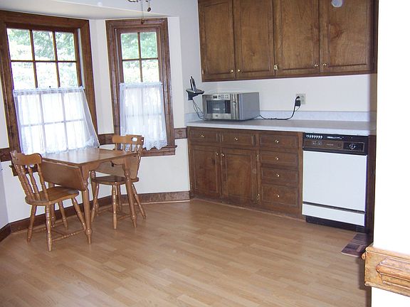 kitchen w/ breakfast area