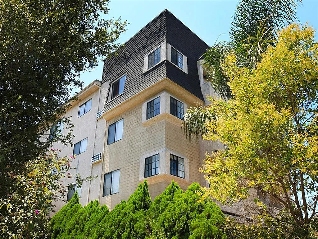 Chateau Emelita Apartments — Photo 2