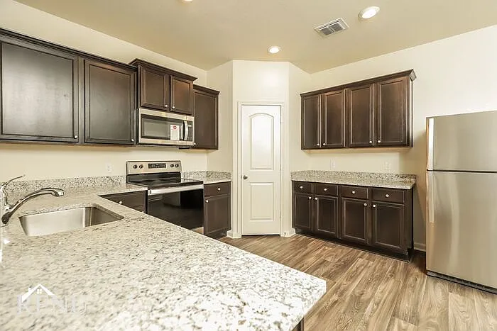 11002 Chatham Ct — Photo 4