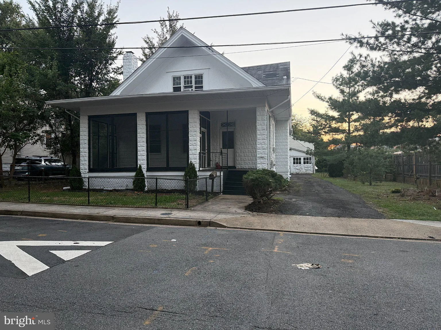 4 bed, 2.0 bath, 1760 sqft, $4,490 — Photo 2