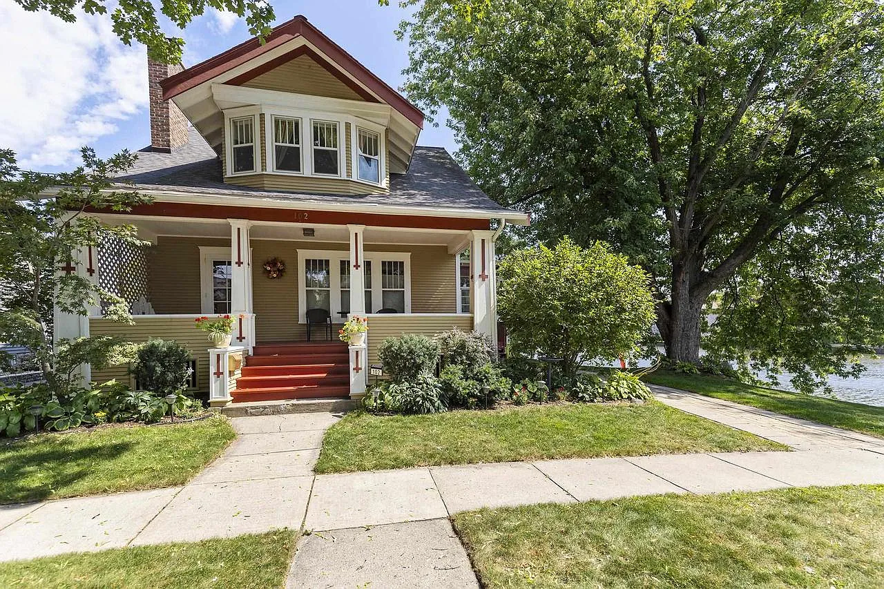 102 Clarence Street photo 1