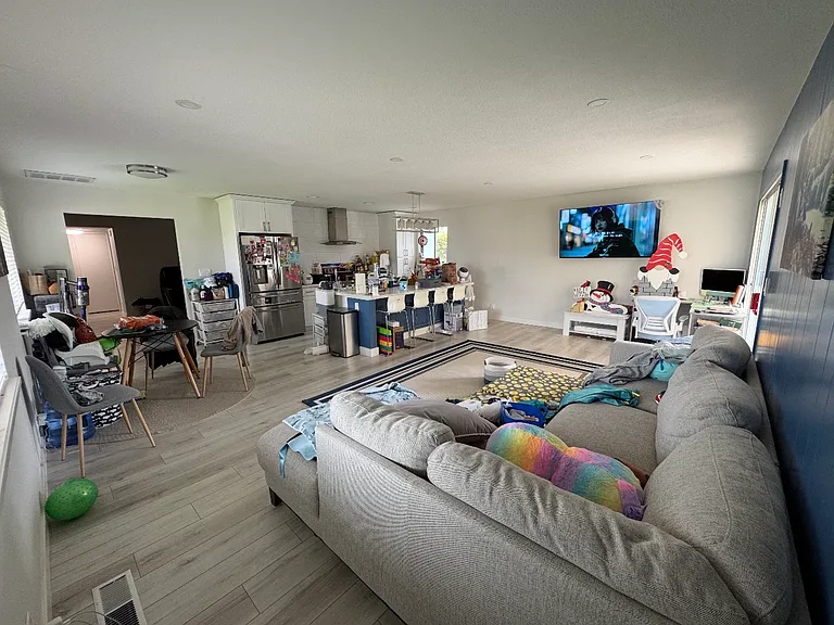 7661 Eastbreeze Cir — Photo 1