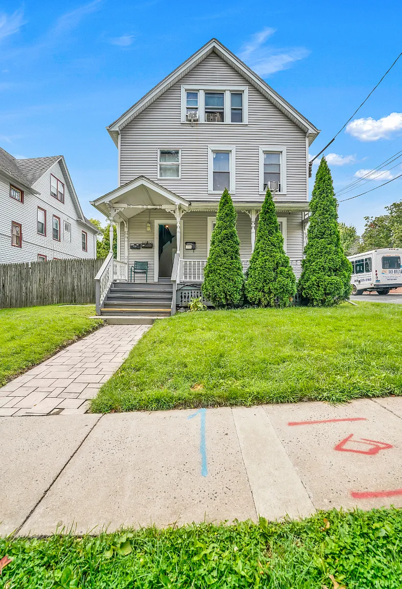 2 bed, 1000 sqft, $1,600 — Photo 1