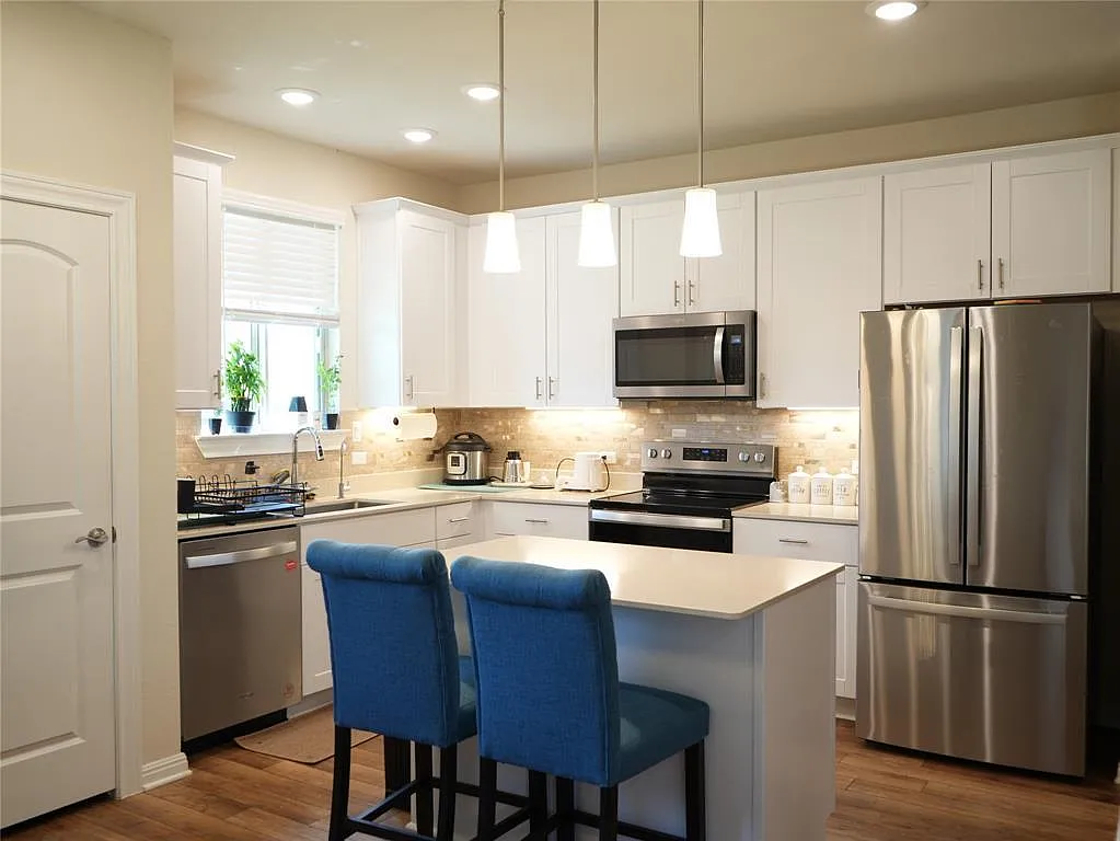 4 bed, 2.5 bath, 2488 sqft, $2,400 — Photo 2