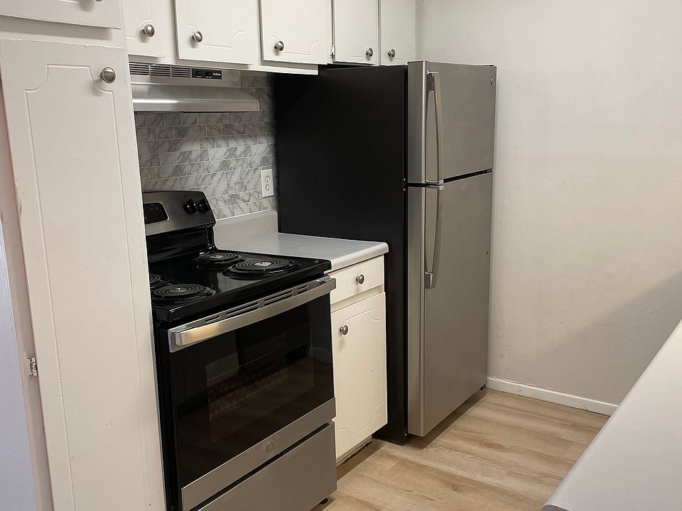 1st image of 305 Menlo Dr #305