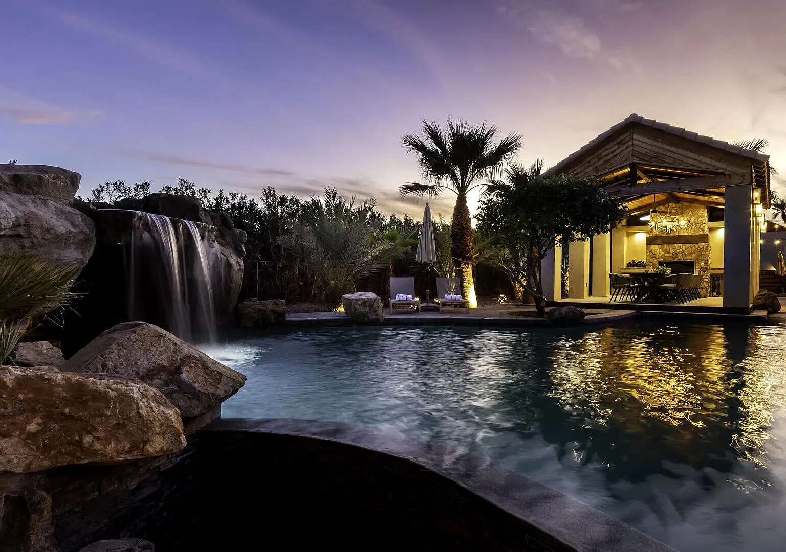 Paradise Living with Game Rooms, Pool and Grotto — Photo 1