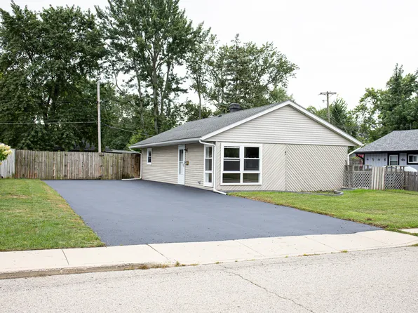 3 Walnut St, Carpentersville, IL 60110