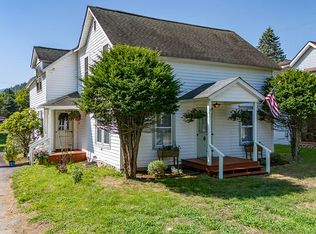 9 Adirondack St, Keene Valley, NY 12943