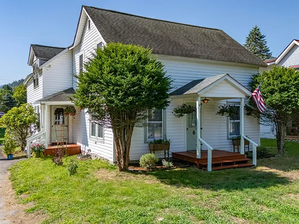 9 Adirondack St, Keene Valley, NY 12943