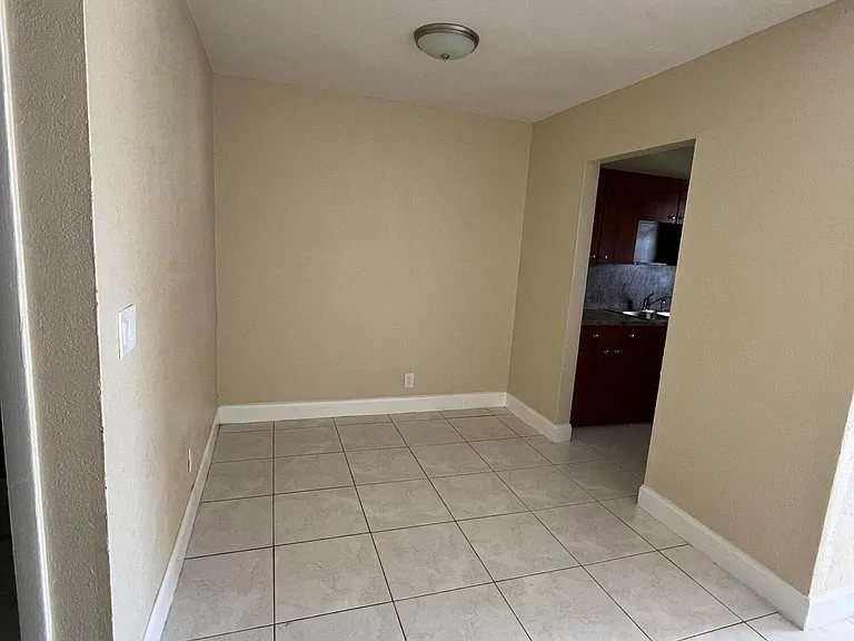 1045 Miami Blvd — Photo 12