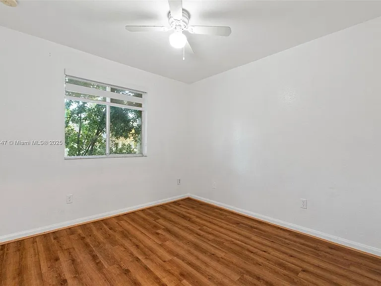 SE 26th Ct — Photo 13