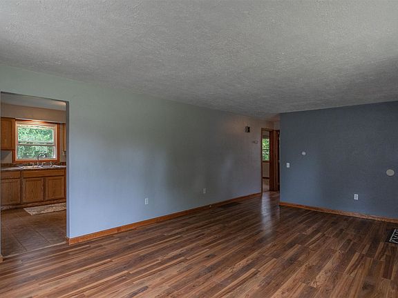 3rd image of 161 Shady Lane Dr