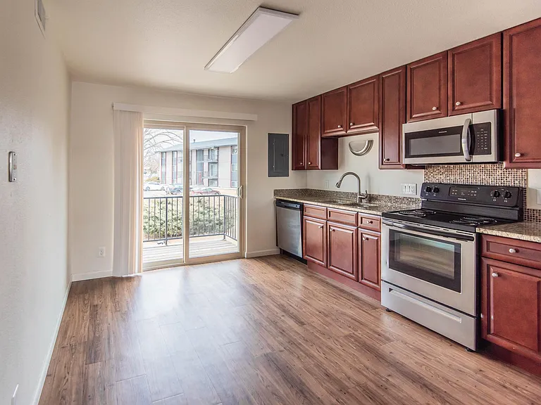 Lakemont Apartments — Photo 38