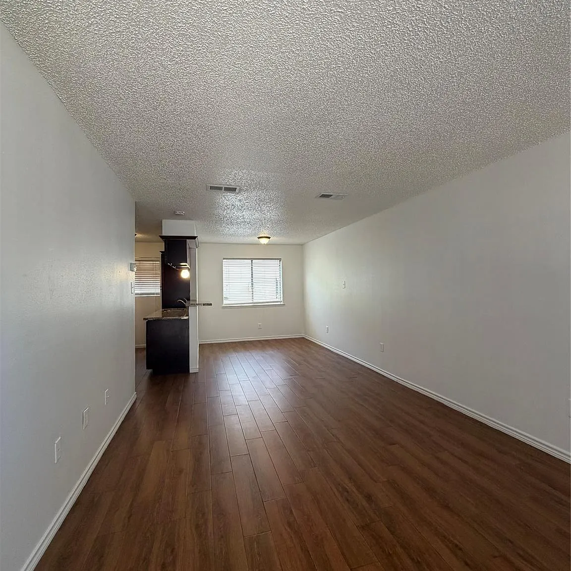 1 bed, 1.0 bath, 650 sqft, $950 — Photo 3