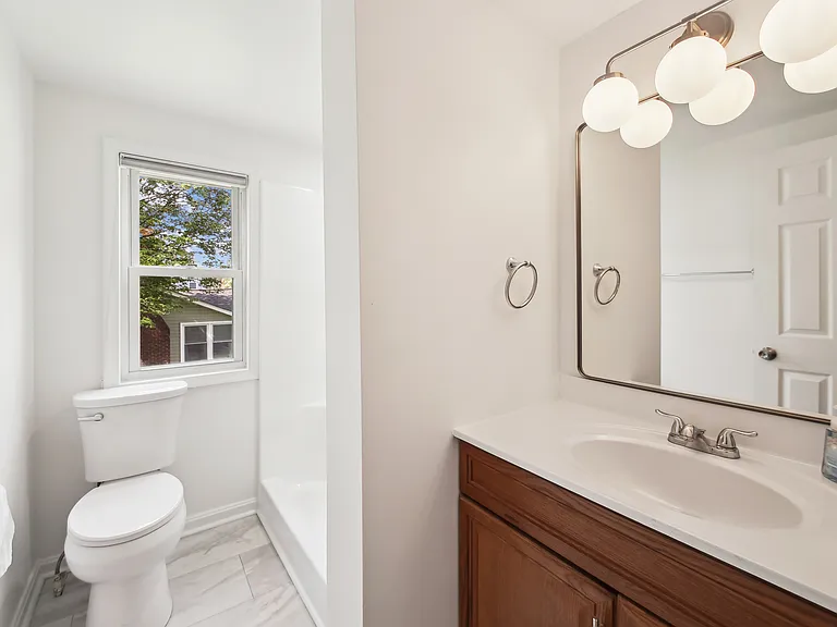 Upstairs Bath (Newly Renovated)